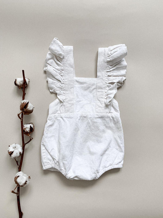 Бел сомотски ромпер со карнери