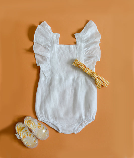 Бел ленен ромпер со карнери