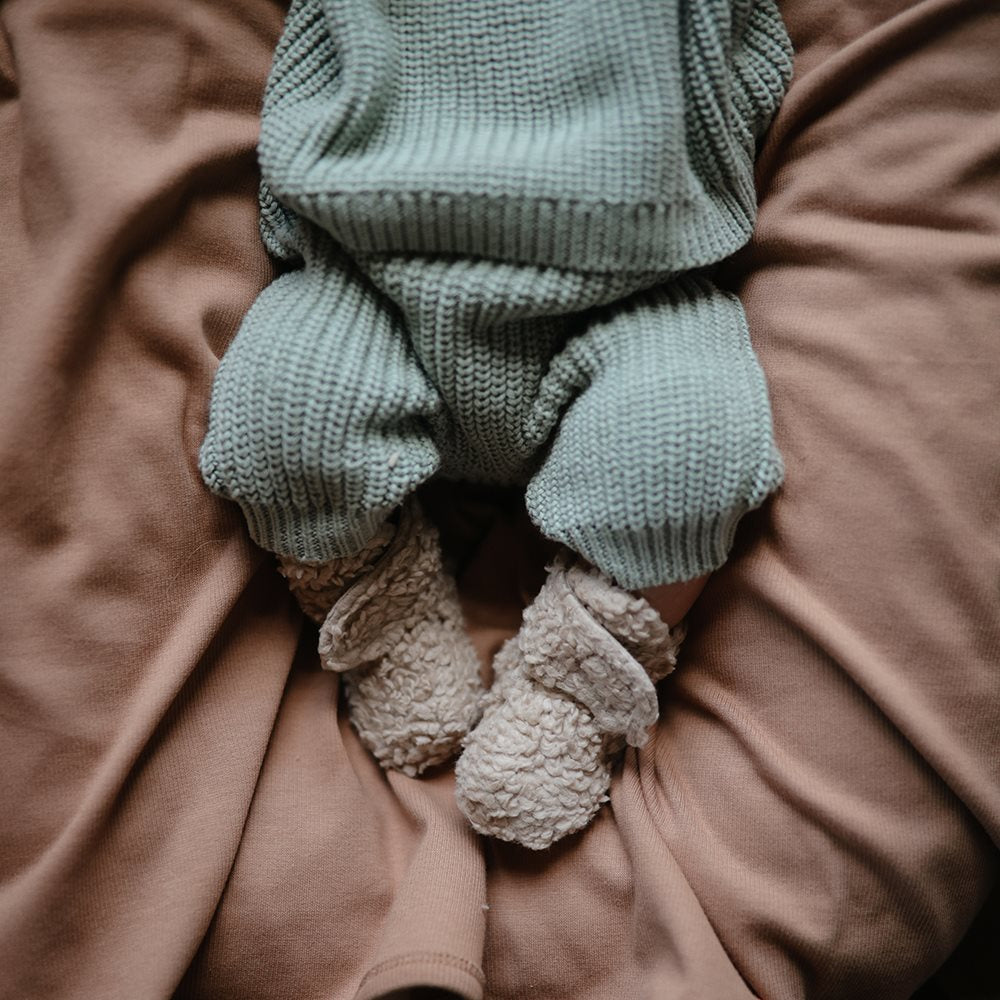 Удобни бебешки плетени чевли