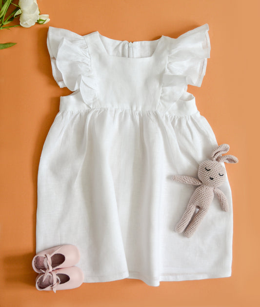 Бело ленено фустанче со карнери